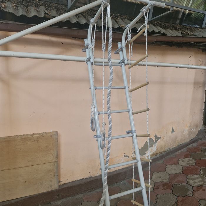 Домашний тренажер, лесенка, канат, турник.