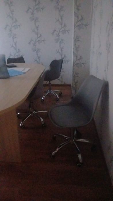 Продаётся офисный стол с стульями