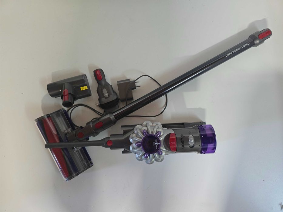 Resigilat – Aspirator vertical fără fir Dyson V8 Cyclone™ Advanced
