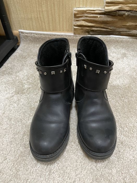 Продам ботинки на девочку 33 размер