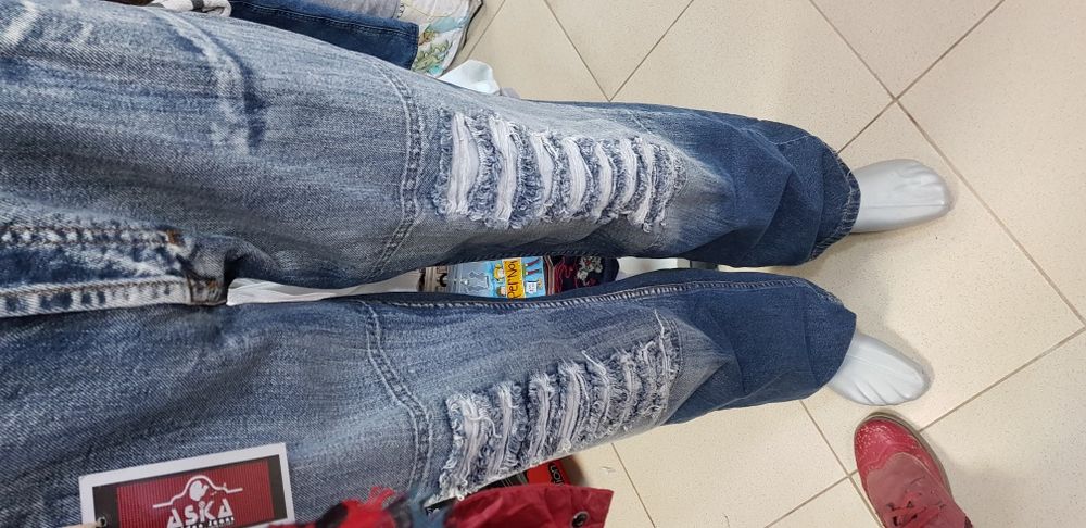 Продавам нови дънки.