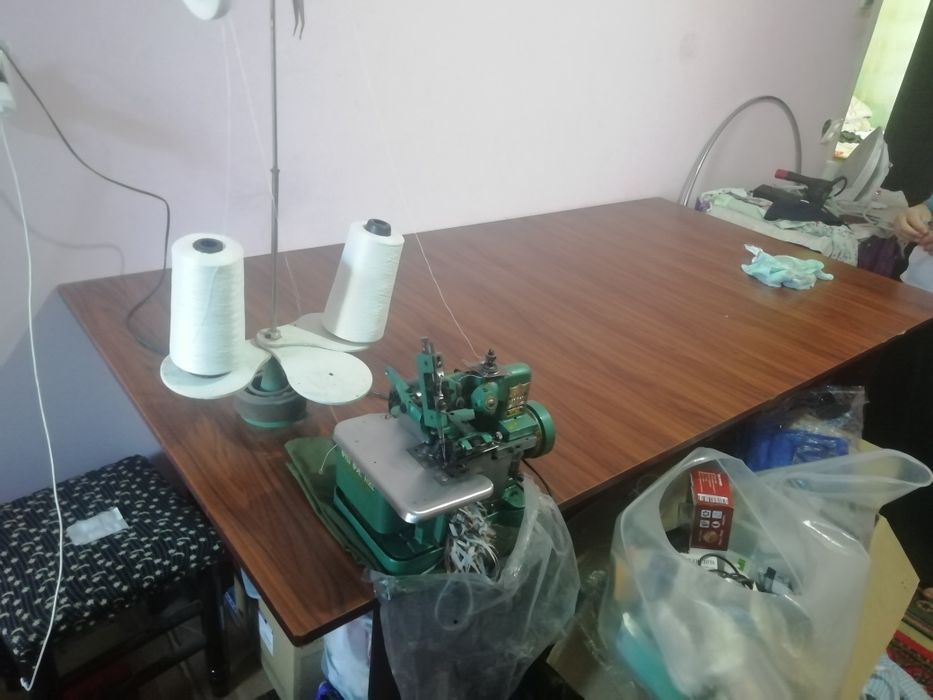 Оверлок тикув машинаси сотилади.