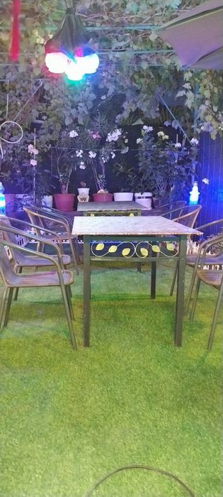 Маси със столове в много добро състояние  две маси и осем стола...