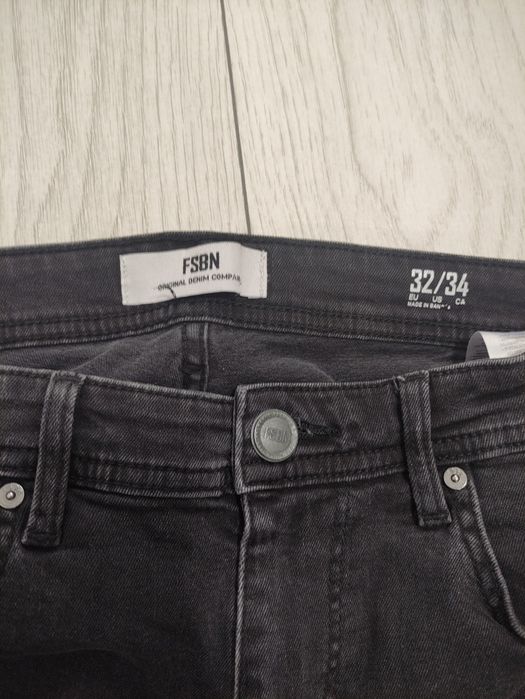 Vând blugi băieți