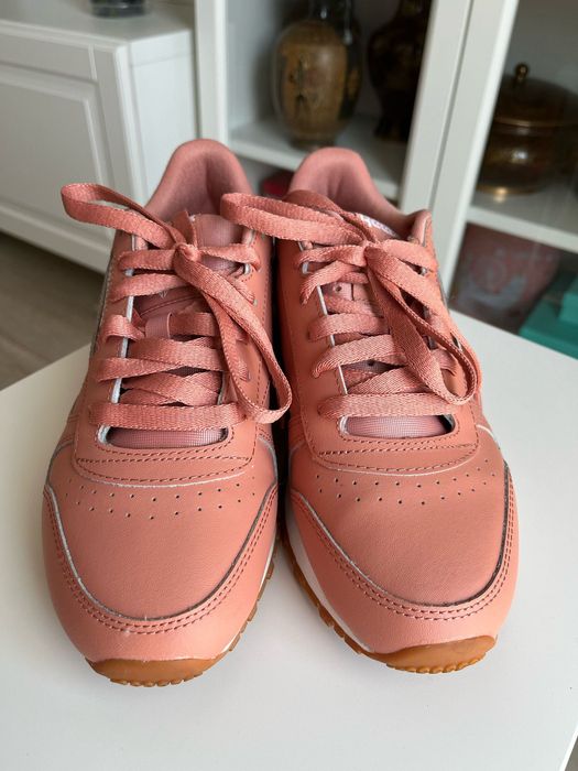 Vand pantofi sport pentru femei Classic Rebok din piele