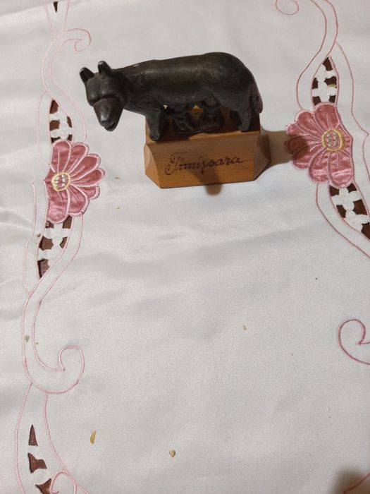 Vînd macheta statuia lupoaicei din centrul Timișoara