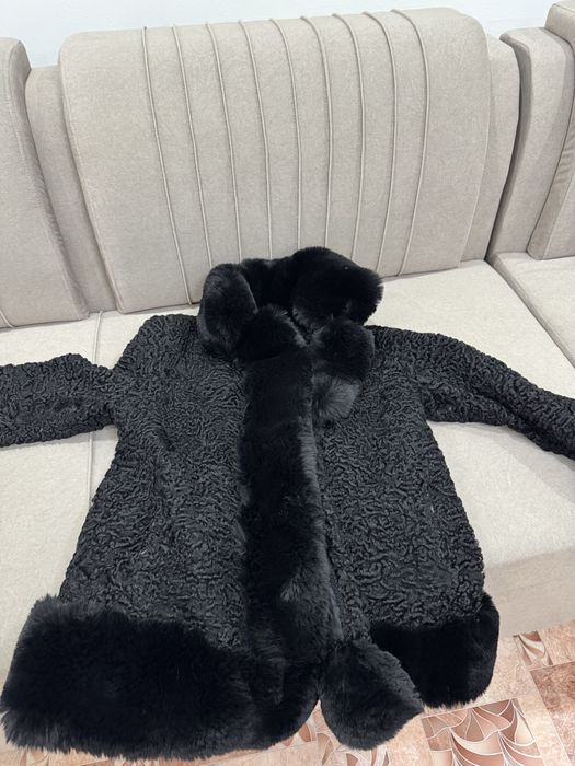Отдам каракулевую шубу