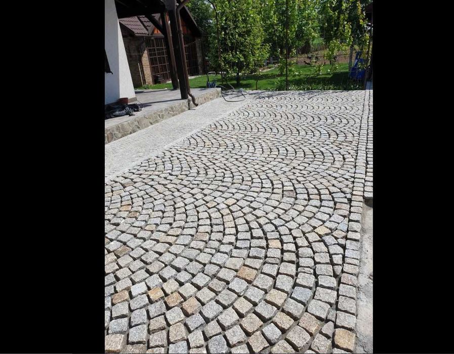 Piatră cubică naturală pentru amenajări rustice și premium