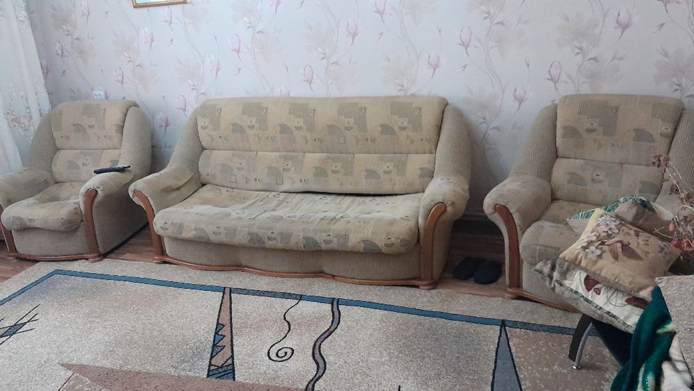 Раздвижной диван и 2 кресла