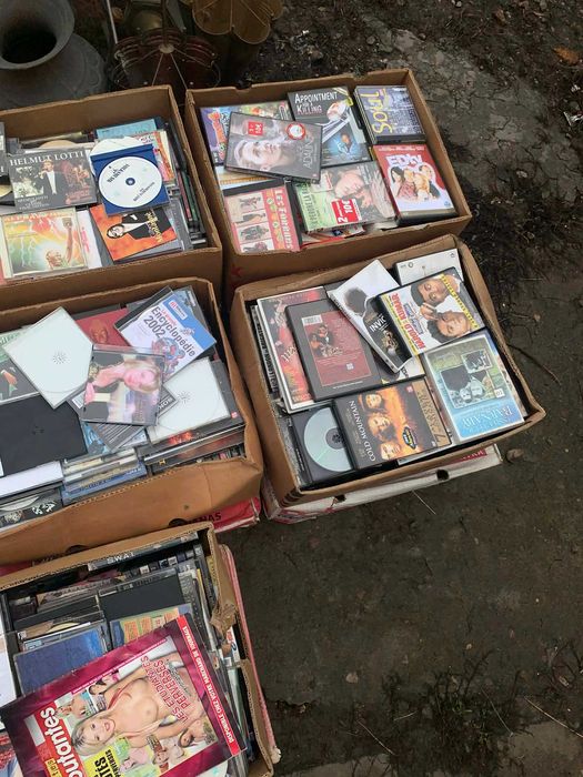 Cd-uri,filme benzi magnetofon cu muzica si film