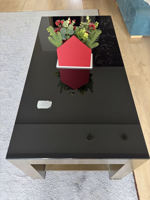 Холна маса със стъклен плот