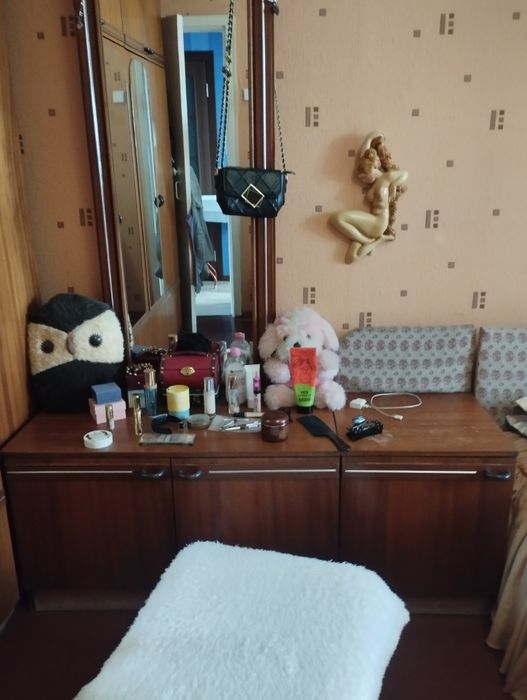 Продам 2 кровати 2 тумбочки и трюмо