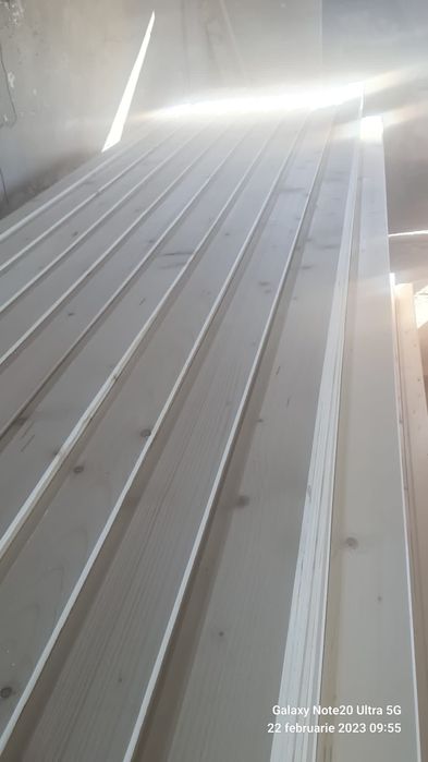 Vând lambriu din lemn uscat de rasinoase, model NOU!