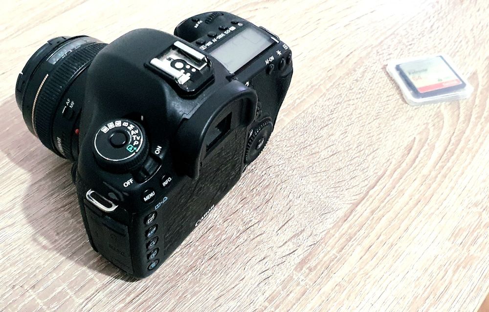 Canon 5D mark III + Canon 50mm 1.4 + 2 carduri de 64gb