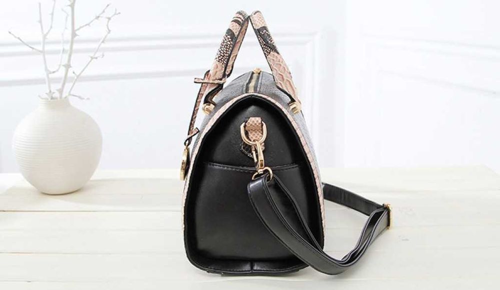 Дамска чанта с декорация от бяла змийска кожа