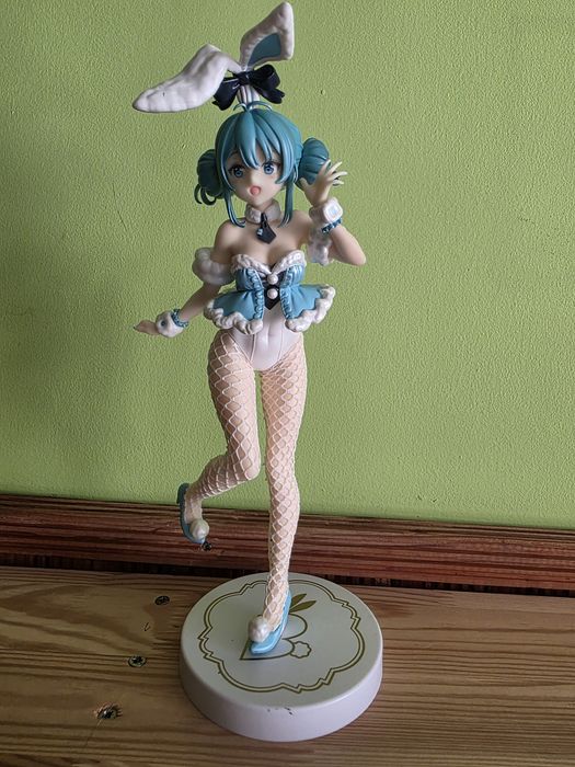 Продавам фигурки на Hatsune Miku и Frieren