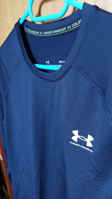 Vând bluza sport Under Armour