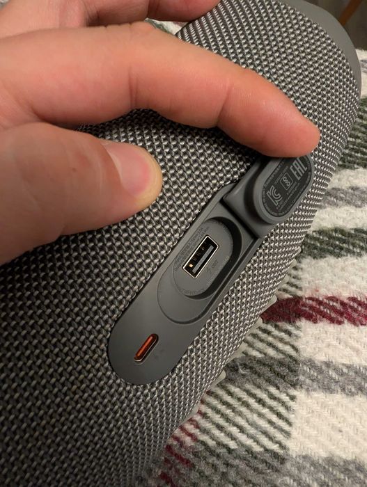 Продавам JBL Charge 5