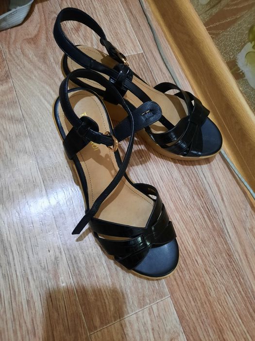 Продам босоножки