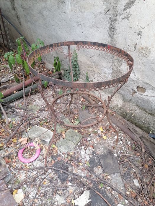 Masa veche  lucrata manual, din fier forjat, rotunda.