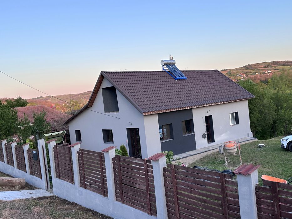 Casă modernă Fratoștița, Dolj – teren 1.000 mp, eleșteu, terasă, gard beton