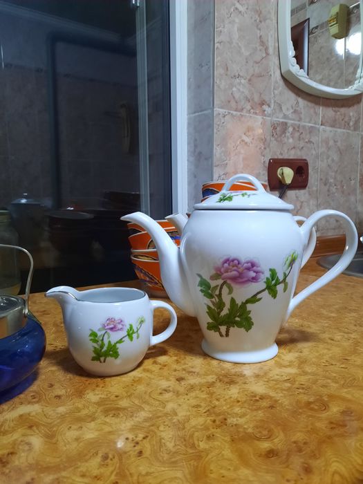 Продам чайники и чайный набор.