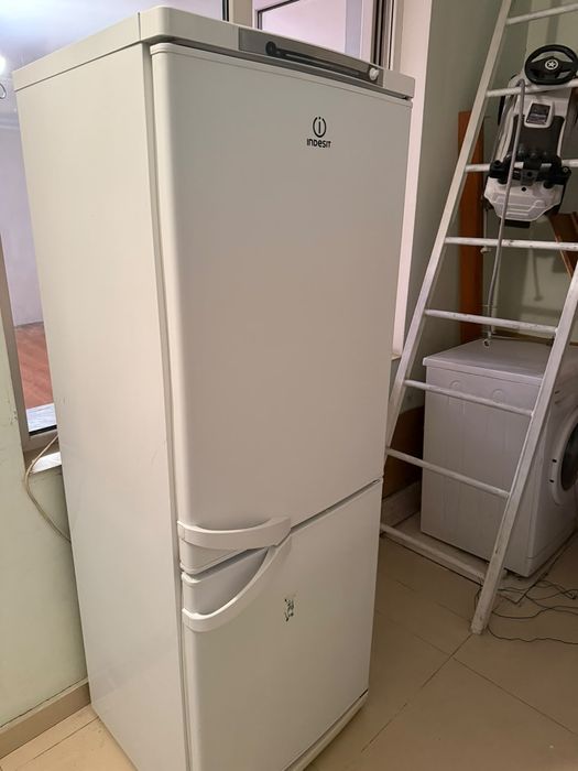Продам холодильник Indesit