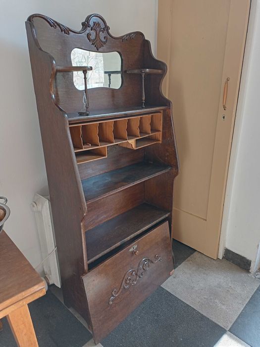 Старинно писалище - секретар, с малка повреда.