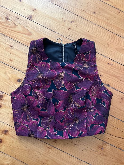 Top crop elegant cu eticheta