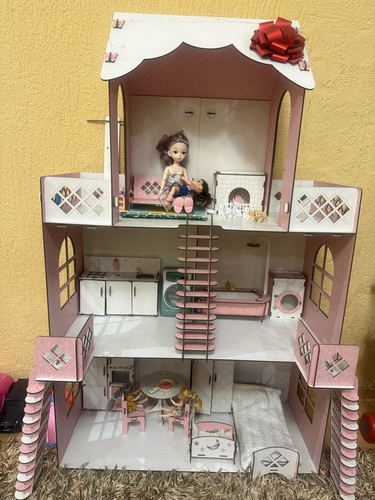 Деревянный кукольный дом