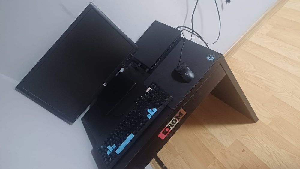 Vând PS 4 Complet mai multe detalii  la tel