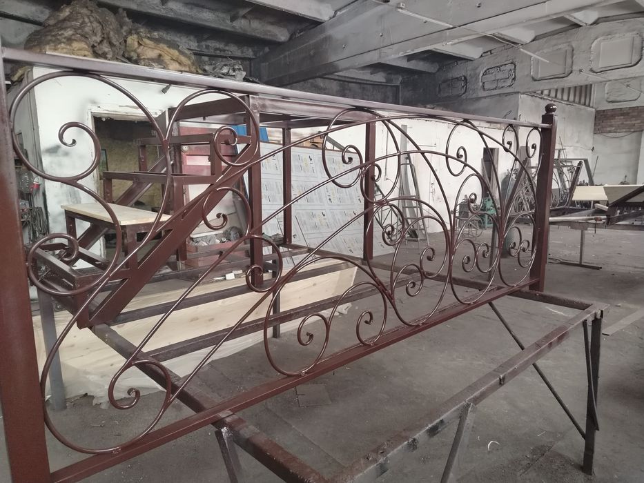 Металлические перила лестницы