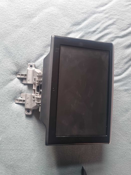 Монитори за задни облегалки на ауди А8 + хедъп дисплей