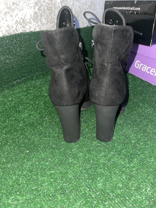 Велурени боти с капси