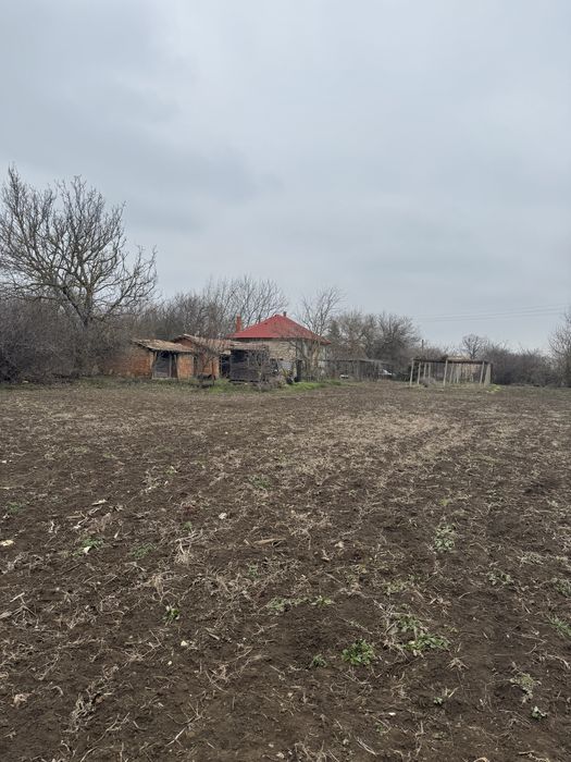 Каменна къща  с двор с. Вратарите на 35 км от Добрич и 60 км от Варна.