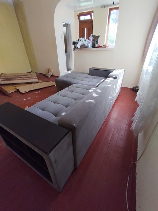 Разтегателен ъглов диван, с подлакътник етажерка