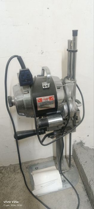 Tikuv mashinalari va bichim pichogʻi arzon narxda sotila.