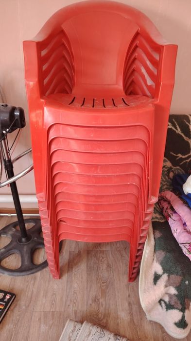 Продам стулья пластиковые красные