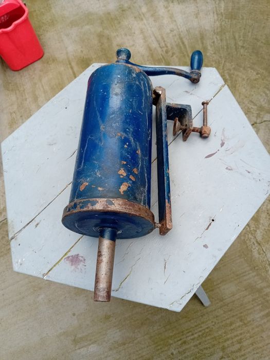 Vând mașină de tocat carne și masina de umplut cârnați