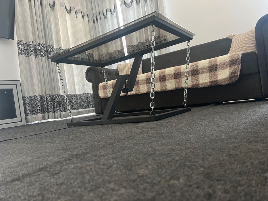 Vând mese metalice cu blat de sticlă