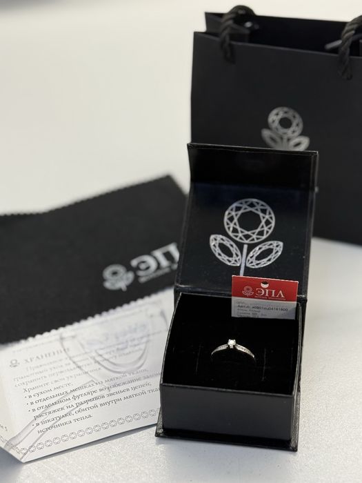 Белое золото кольцо
