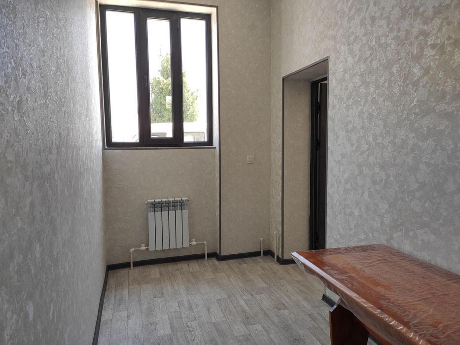 Квартира 3 хона. Янги курилган, катта йул юзига.