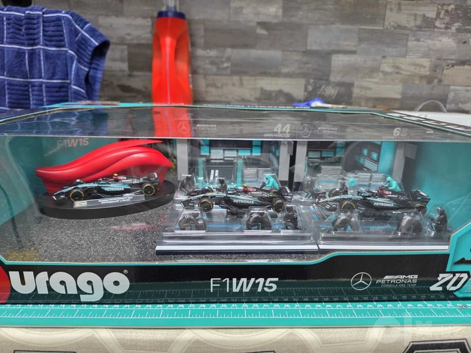 Mercedes AMG F1 Paddock set Bburago W15