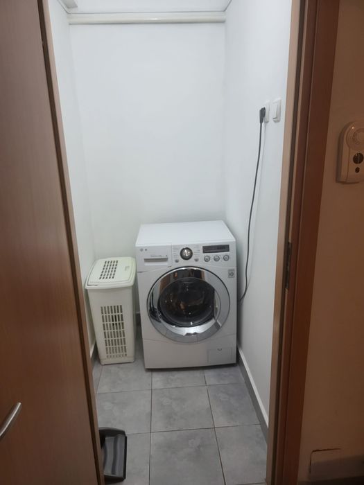 Apartament ultracentral de închiriat 2 camere cu loc de parcare.