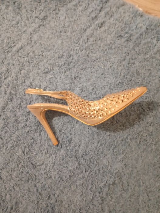Vând papuci și pantofi eleganți