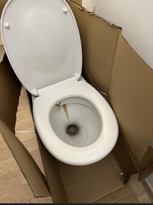 Продам 2 унитаза и раковину б/у дешево