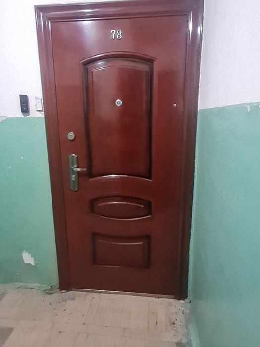 Продаю входную железную дверь в хорошем состоянии