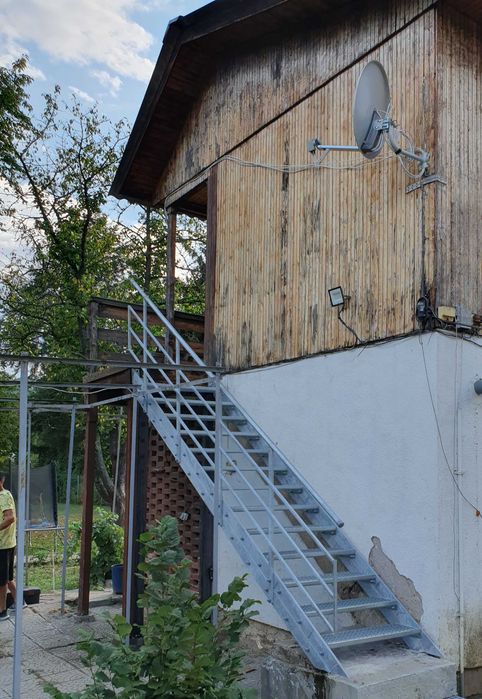 Метална стълба за втори етаж на къща