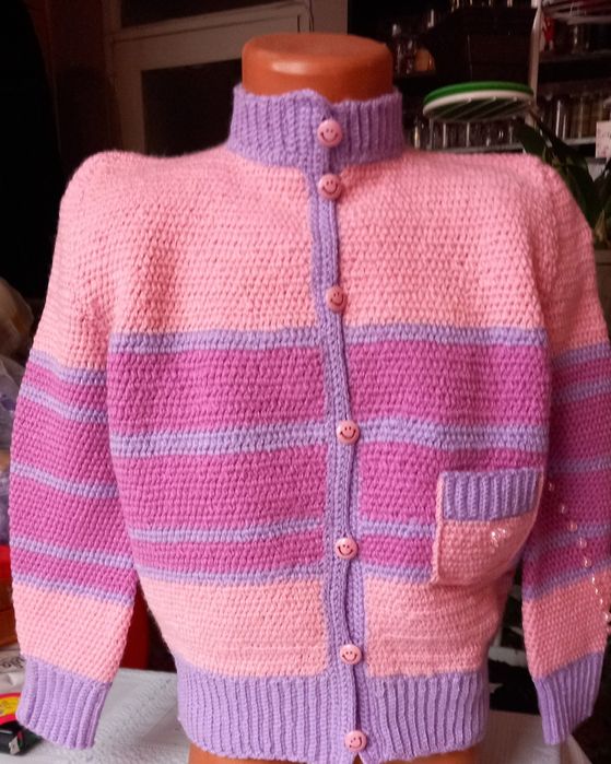 Предлагам красиви нови ръчноплетени детски и бебешки дрешки