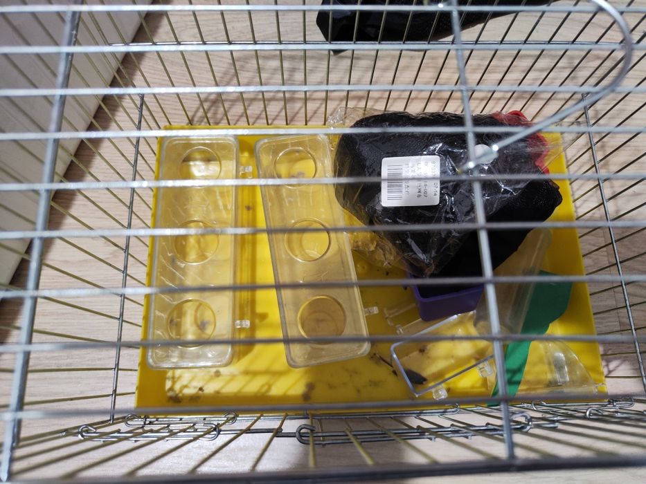 Клетка с инвентар поилки клечки хранилки